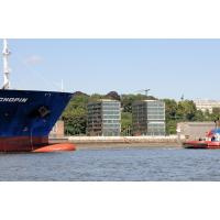 873_8050 Ein Frachtschiff läuft mit Schlepperhilfen in den Hamburger Hafen ein. | 
